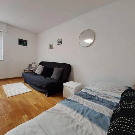 Le Chateau Apartment *